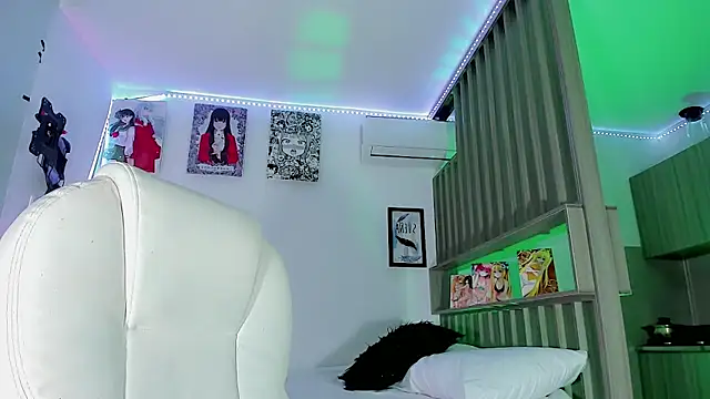 Ashlycuute online show from February 9, 2025, 1:03 pm