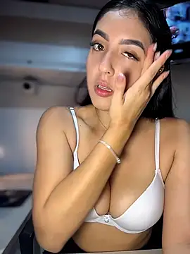 MarianaBenz online show from June 24, 2026, 12:20 am
