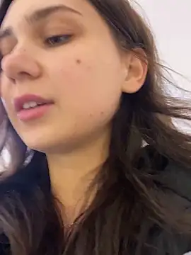 QuitieLia online show from December 9, 2024, 3:22 pm