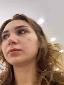 QuitieLia online show from November 23, 2025, 8:14 am