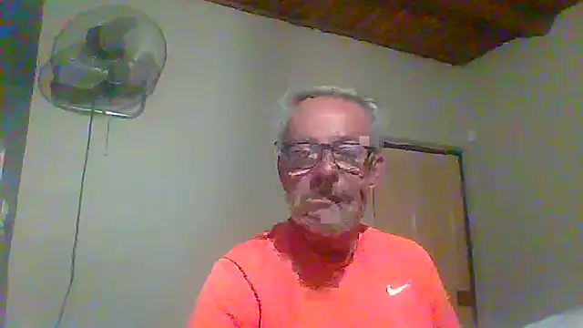 Snapshot of tuggy59 chatting on October 11, 2025, 4:44 am tuggy59 online show from October 11, 2025, 4:44 am