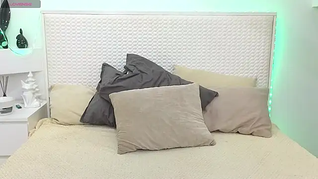 Eva Rogers  online show from December 11, 2024, 2:11 pm