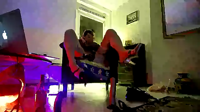 Snapshot of CharlotteVixxens chatting on October 19, 2025, 2:12 am CharlotteVixxens online show from October 19, 2025, 2:12 am