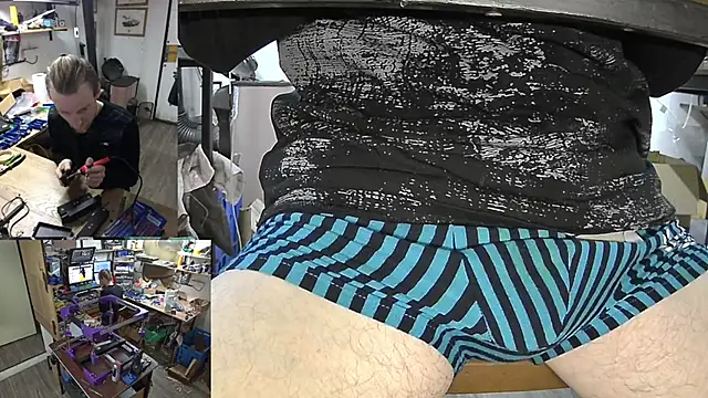 Snapshot of Happy_Michal chatting on December 20, 2024, 1:00 pm Happy Michal online show from December 20, 2024, 1:00 pm