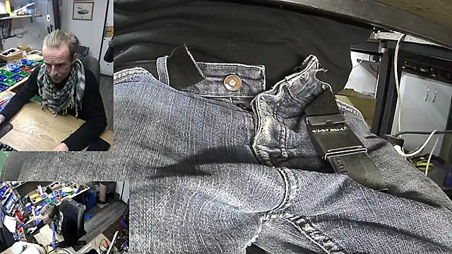 Snapshot of Happy_Michal chatting on January 2, 2025, 4:35 pm Happy Michal online show from January 2, 2025, 4:35 pm