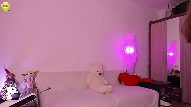 EvaUniporn online show from May 18, 2026, 5:08 pm