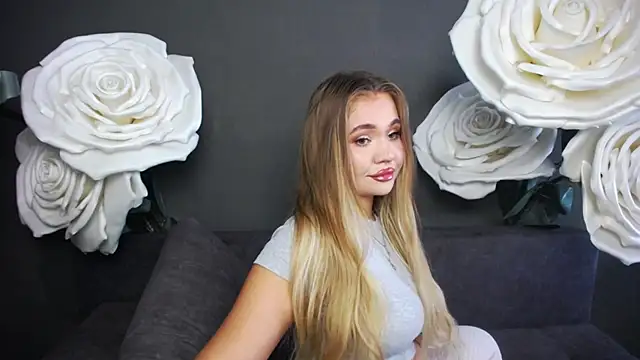 StacyYellig online show from September 8, 2025, 2:16 pm