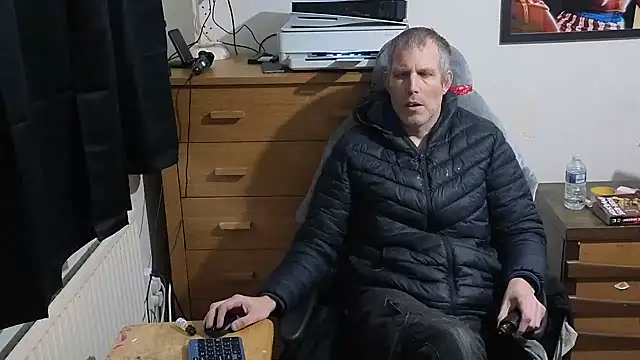 Snapshot of tall_guy323 chatting on January 22, 2025, 4:33 pm tall guy323 online show from January 22, 2025, 4:33 pm