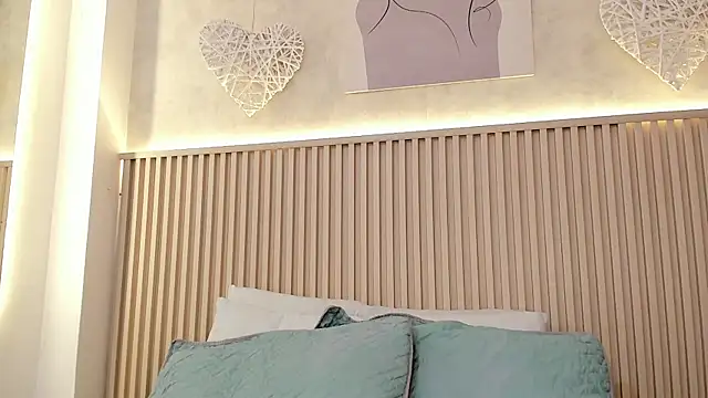 daiana curly online show from April 17, 2026, 8:23 pm