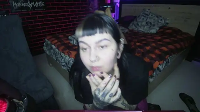 MoorderxDoll online show from December 14, 2025, 7:40 pm