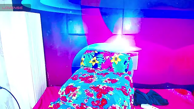 Cristalxxts online show from April 4, 2026, 6:27 pm