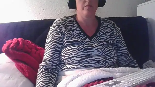 Snapshot of DragoneSFR chatting on October 5, 2025, 6:17 pm DragoneSFR online show from October 5, 2025, 6:17 pm