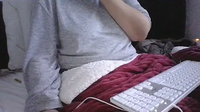 Snapshot of DragoneSFR chatting on October 9, 2025, 6:00 am DragoneSFR online show from October 9, 2025, 6:00 am