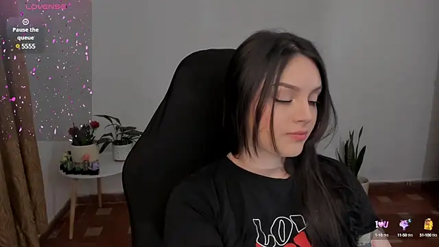 Snapshot of anaveleeez chatting on December 15, 2024, 10:15 pm anaveleeez online show from December 15, 2024, 10:15 pm