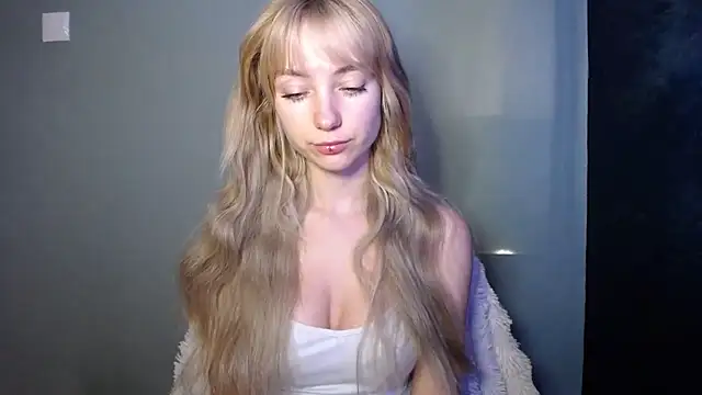 LuciaYoung online show from November 7, 2025, 7:30 am