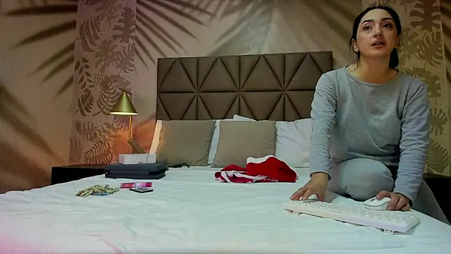 LIAH IZUMI online show from December 20, 2025, 12:56 pm