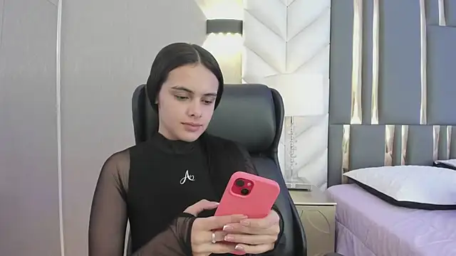 ChloeHarper  online show from May 31, 2026, 12:12 pm