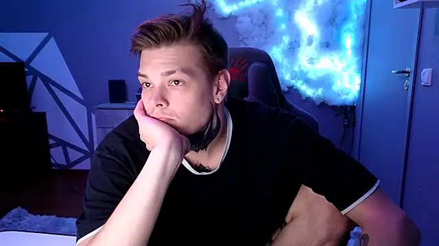 Snapshot of DENIS_HERE chatting on December 4, 2024, 5:00 pm DENIS HERE online show from December 4, 2024, 5:00 pm