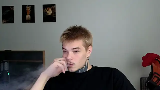 Snapshot of DENIS_HERE chatting on October 8, 2025, 4:37 pm DENIS HERE online show from October 8, 2025, 4:37 pm
