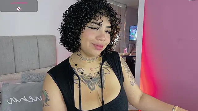 foxxy-lov3 online show from November 18, 2025, 12:53 pm