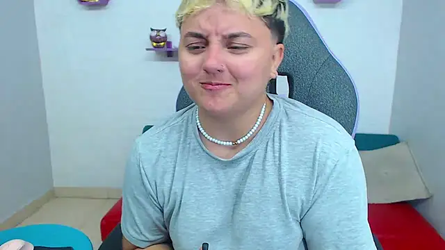 isabeautyx19 online show from February 22, 2025, 2:06 am