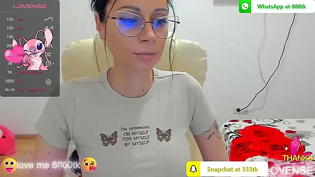 kissnicol32 online show from February 20, 2025, 4:03 pm