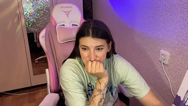 Katrin  kiss online show from April 16, 2026, 8:42 pm