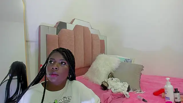 Snapshot of LoveQueen2 chatting on February 1, 2025, 11:43 am LoveQueen2 online show from February 1, 2025, 11:43 am