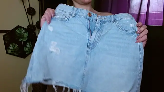 EmillyPlay online show from April 11, 2026, 7:13 am