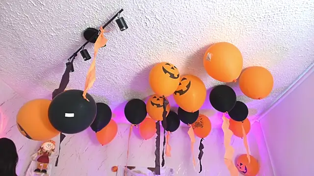 SALOOMEE   online show from October 31, 2025, 11:11 am