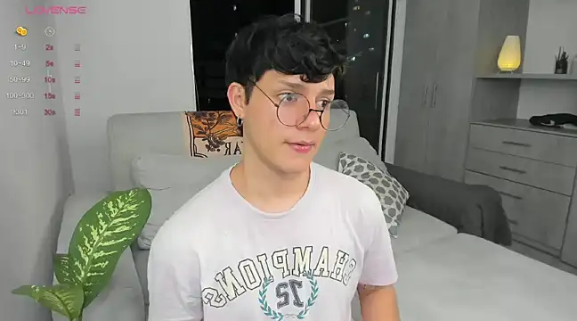 Snapshot of Alexxblue chatting on December 22, 2024, 11:20 pm Alexxblue online show from December 22, 2024, 11:20 pm