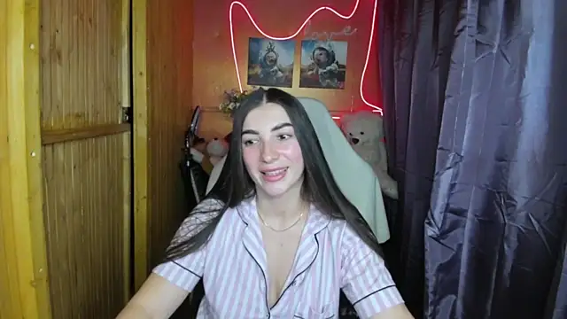 Snapshot of Fiery_Brunette_ chatting on February 9, 2025, 5:43 pm Fiery Brunette online show from February 9, 2025, 5:43 pm