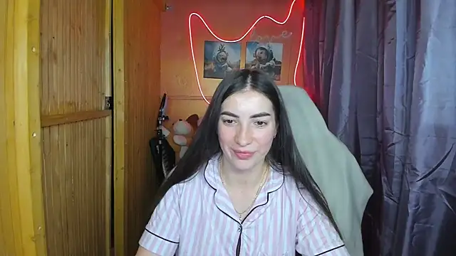 Snapshot of Fiery_Brunette_ chatting on February 19, 2025, 6:43 pm Fiery Brunette online show from February 19, 2025, 6:43 pm