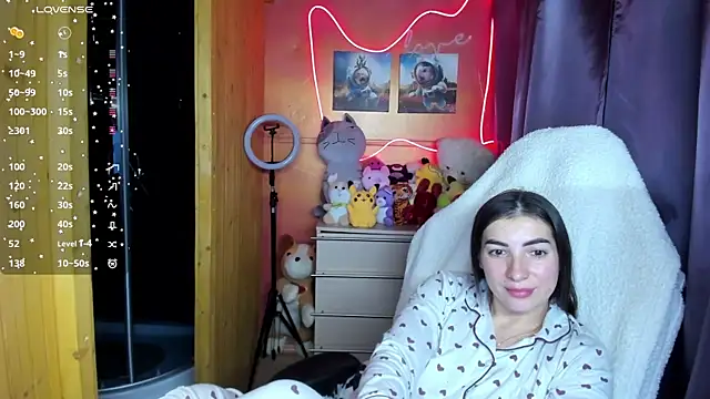 Snapshot of Fiery_Brunette_ chatting on November 7, 2025, 6:30 pm Fiery Brunette online show from November 7, 2025, 6:30 pm