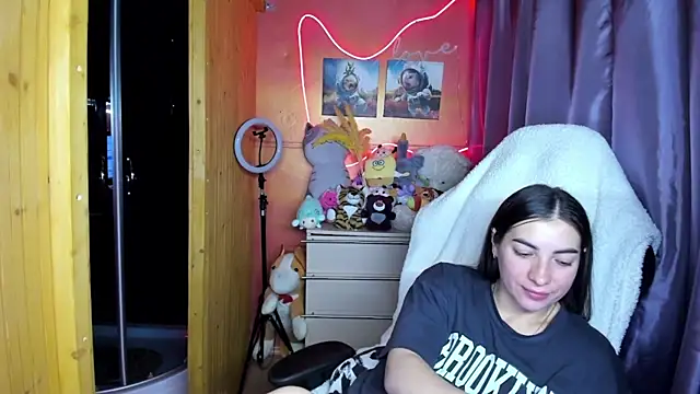 Fiery Brunette  online show from March 18, 2026, 5:16 pm