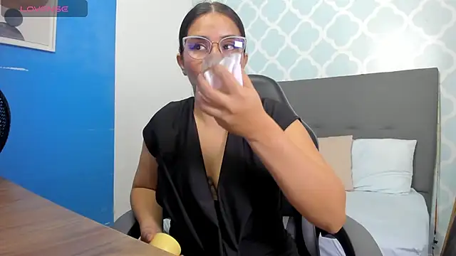 ayla13  online show from February 12, 2026, 7:20 pm