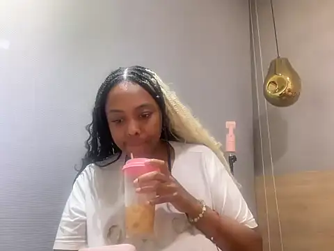Snapshot of ChocolateCakeQueen chatting on July 18, 2026, 1:54 am ChocolateCakeQueen online show from July 18, 2026, 1:54 am
