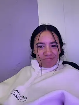 hannahb-e online show from April 16, 2026, 9:39 pm