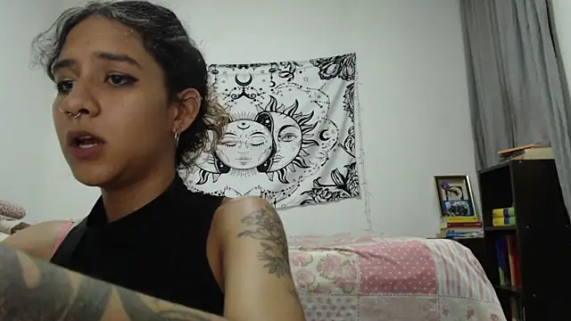 Snapshot of AlinaWoolf_ chatting on January 13, 2025, 2:39 am AlinaWoolf  online show from January 13, 2025, 2:39 am