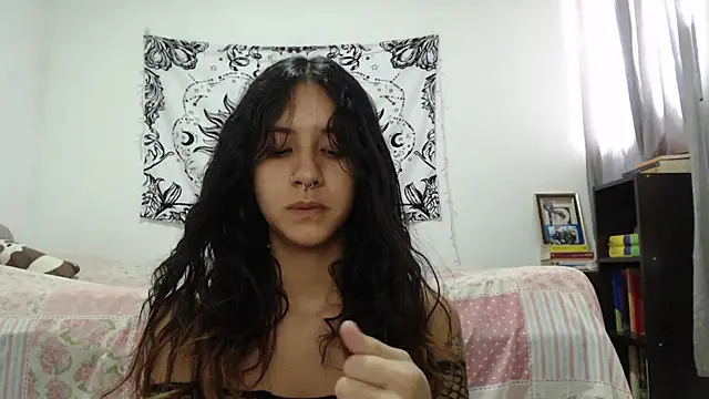 Snapshot of AlinaWoolf_ chatting on January 17, 2025, 8:33 pm AlinaWoolf  online show from January 17, 2025, 8:33 pm