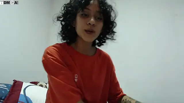 Snapshot of AlinaWoolf_ chatting on October 3, 2025, 9:34 pm AlinaWoolf  online show from October 3, 2025, 9:34 pm