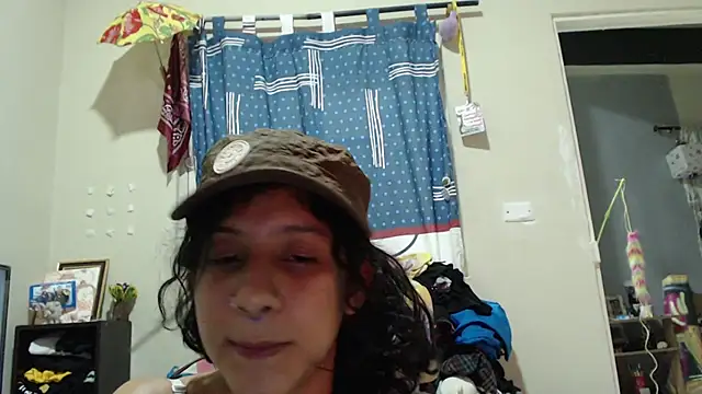 AlinaWoolf  online show from May 11, 2026, 3:12 am