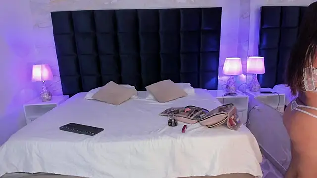 EVELIN MASON online show from November 24, 2025, 8:08 pm