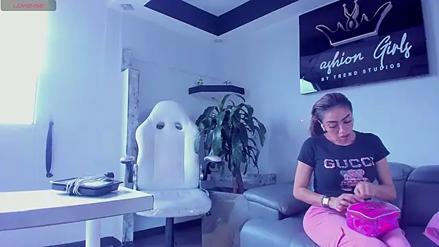 AnaRuiz online show from March 15, 2025, 9:27 pm