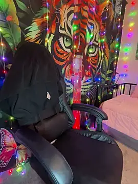 fatfabulous1981 online show from March 15, 2025, 5:19 am