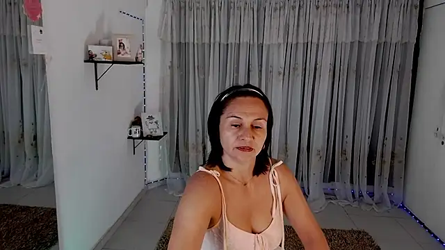 lollita 23  online show from November 20, 2025, 6:18 pm