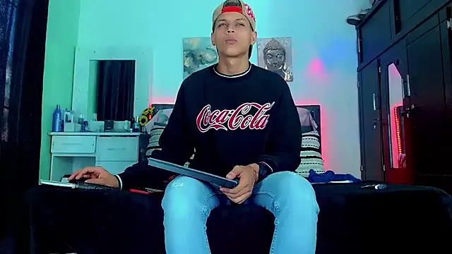 Liamscott  online show from September 12, 2025, 9:04 pm