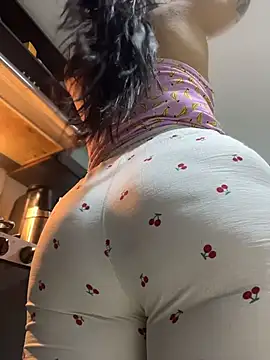 Snapshot of JulianaCastillo chatting on March 23, 2026, 9:35 am JulianaCastillo online show from March 23, 2026, 9:35 am