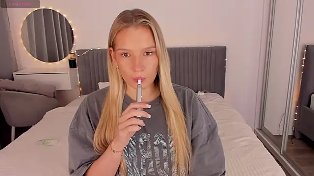 CassieRayss online show from April 13, 2026, 11:16 am