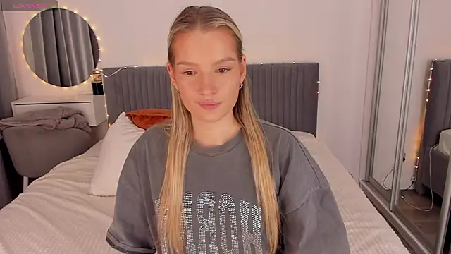 CassieRayss online show from April 14, 2026, 2:34 pm